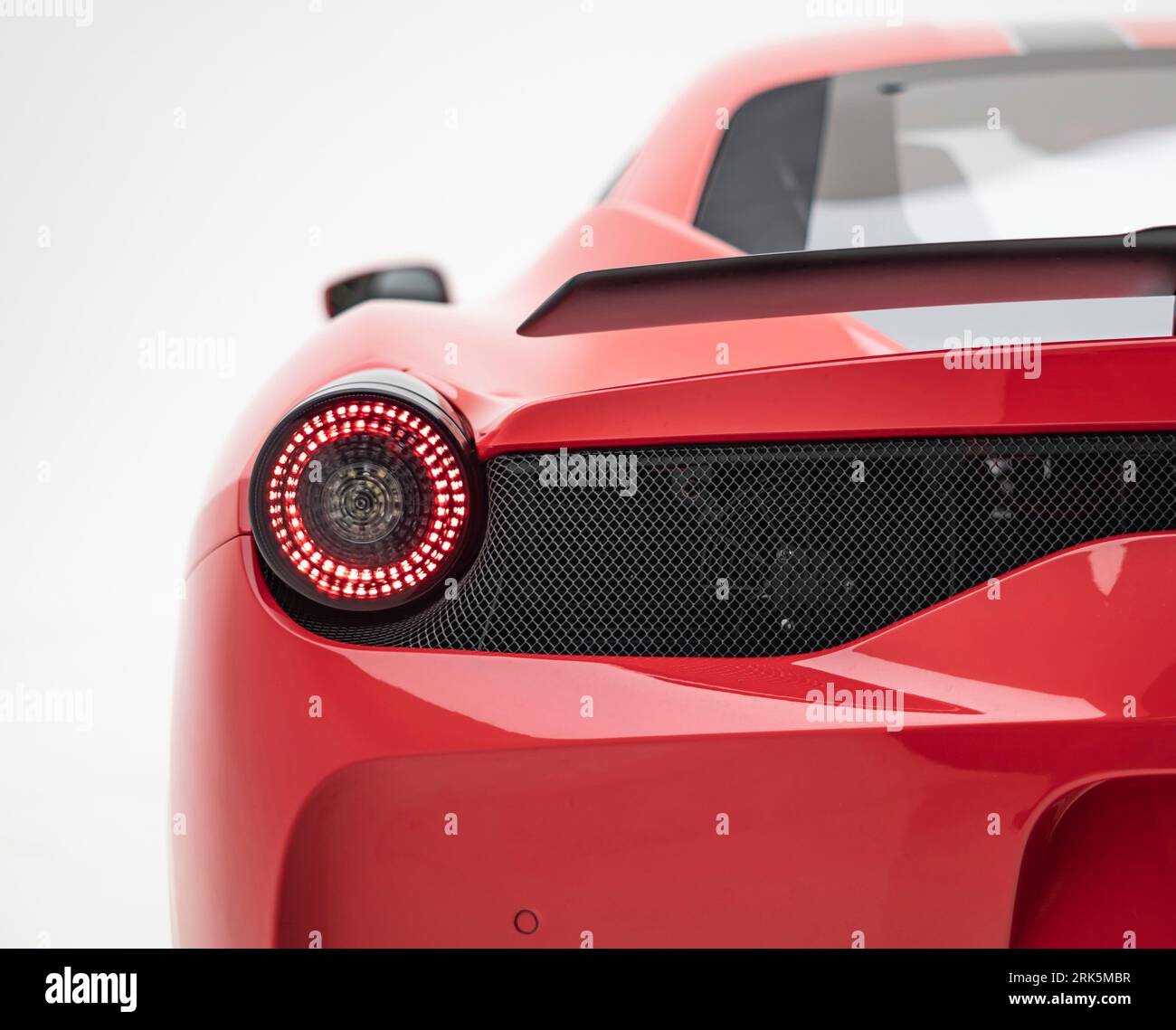 Ein leuchtend roter Sportwagen Ferrari 458 Italia auf weißem Hintergrund Stockfoto