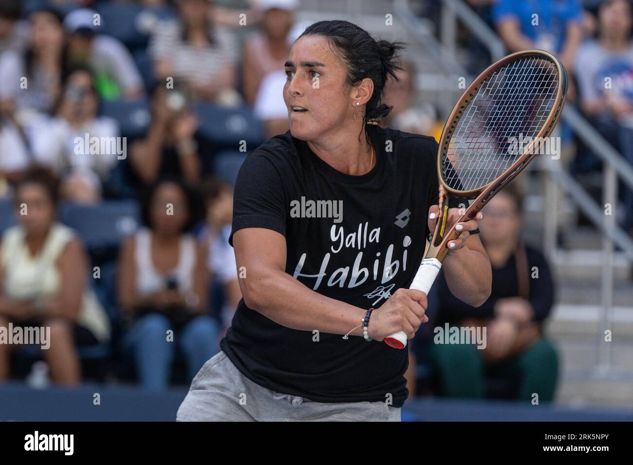 New York, New York, USA. August 2023. Ons Jabeur aus Tunesien kehrt während des Trainings für die US Open Championship im Billy Jean King Tennis Center in New York zurück. (Bild: © Lev Radin/Pacific Press via ZUMA Press Wire) NUR REDAKTIONELLE VERWENDUNG! Nicht für kommerzielle ZWECKE! Stockfoto