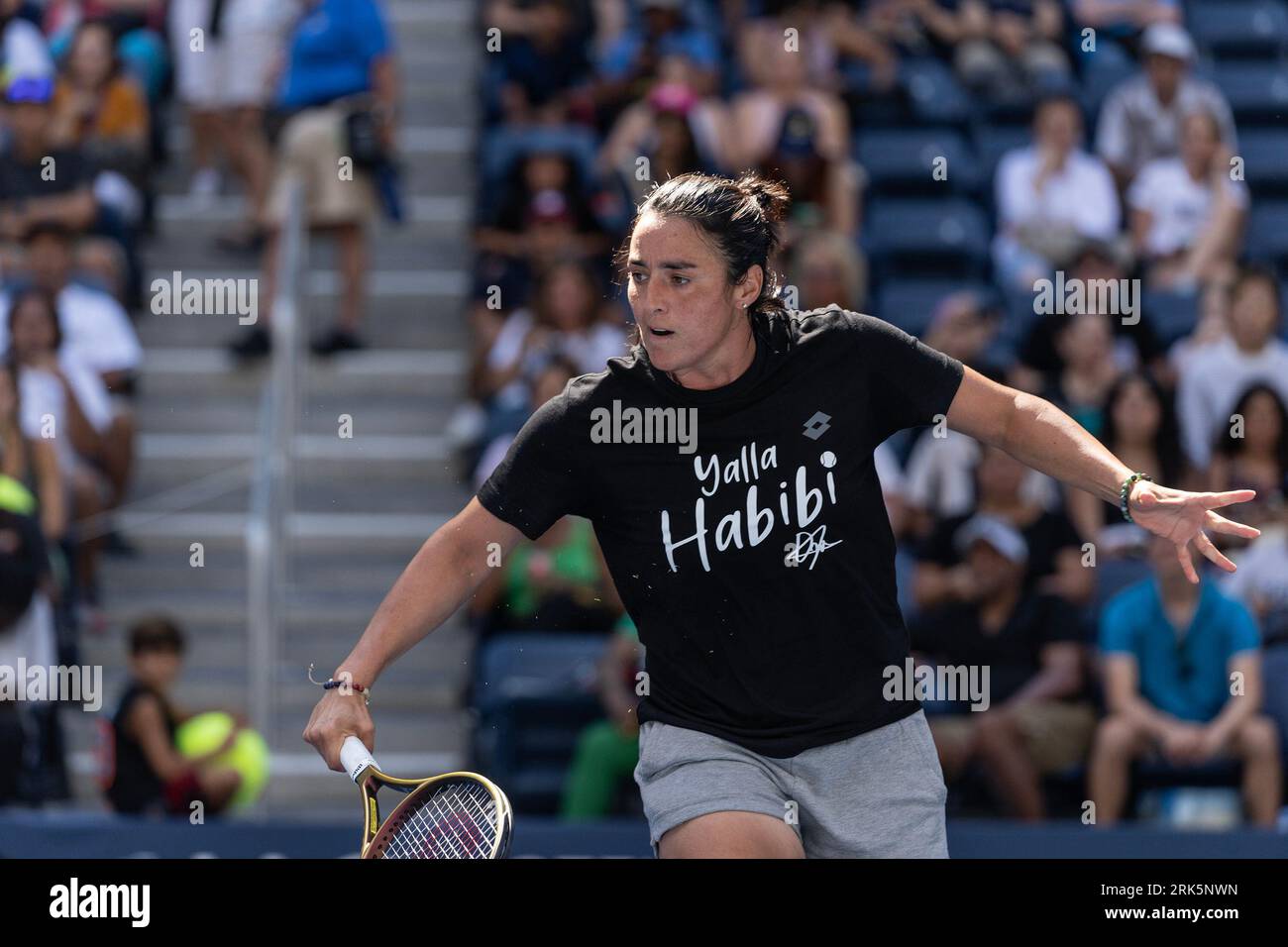 New York, New York, USA. August 2023. Ons Jabeur aus Tunesien kehrt während des Trainings für die US Open Championship im Billy Jean King Tennis Center in New York zurück. (Bild: © Lev Radin/Pacific Press via ZUMA Press Wire) NUR REDAKTIONELLE VERWENDUNG! Nicht für kommerzielle ZWECKE! Stockfoto