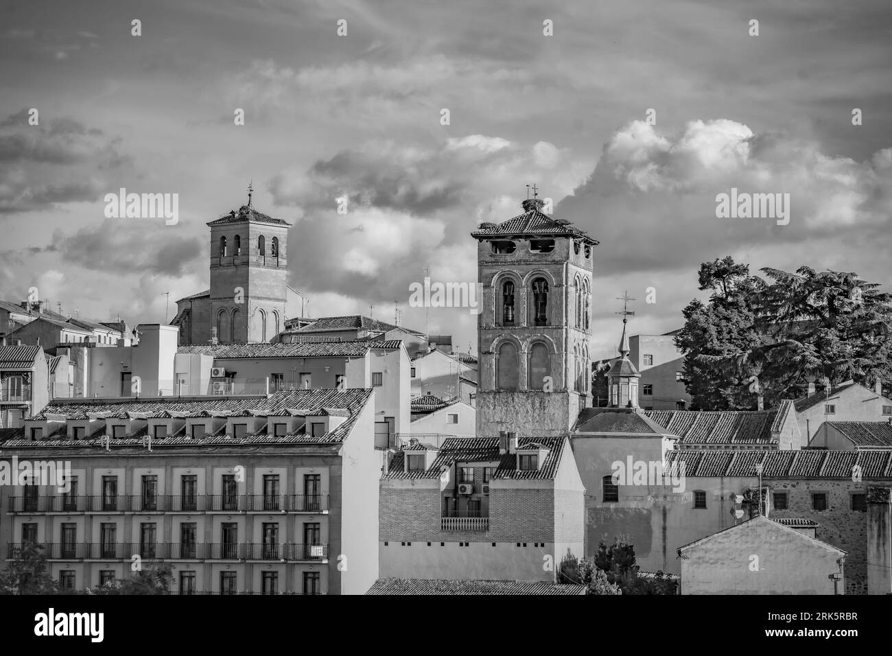 Schwarz-weiß-Blick auf die Stadt Segovia mit der Kirche Santos justos und Pastor im Hintergrund. Segovia, Spanien Stockfoto