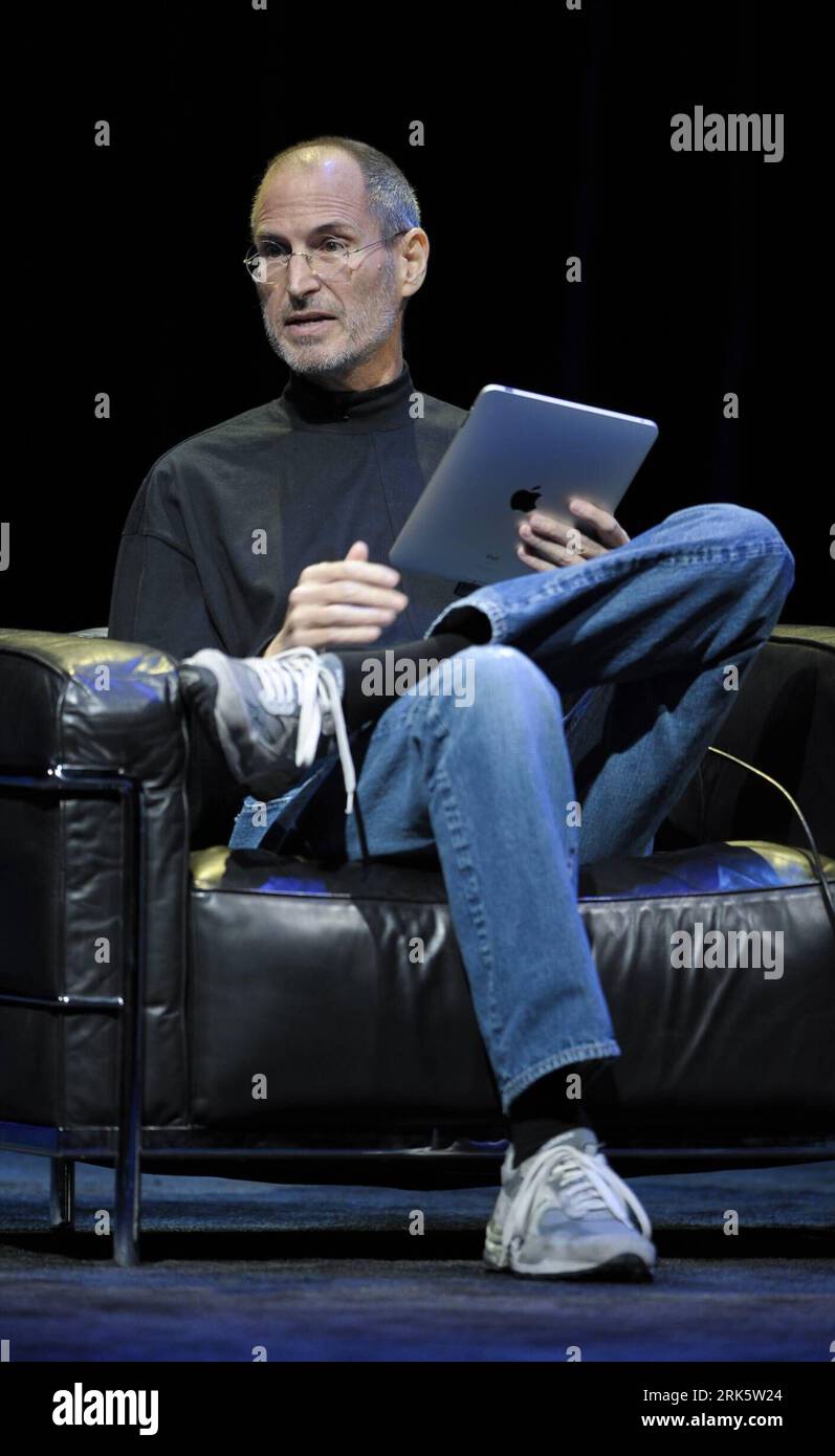 Bildnummer: 53758038 Datum: 27.01.2010 Copyright: imago/Xinhua (100127) -- SAN FRANCISCO, 27. Januar 2010 (Xinhua) -- Apple Chief Executive Officer Steve Jobs stellt das iPad während der Markteinführung des neuen Tablet-Computers von Apple in San Francisco, Kalifornien, USA, am 27. Januar 2010 vor. (Xinhua/Qi Heng) (zw) (3)U.S.-SAN FRANCISCO-APPLE-IPAD PUBLICATIONxNOTxINxCHN Wirtschaft USA People Vorstellung Neuheit Computerindustrie kbdig xub 2010 hoch premiumd i Pad Bildnummer 53758038 Datum 27 01 2010 Copyright Imago XINHUA 100127 San Francisco Jan 27 2010 XINHUA Apple Chief Executive Officer St Stockfoto