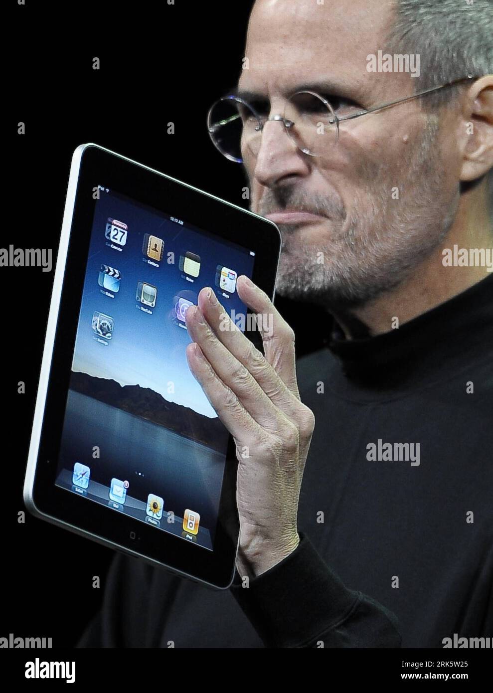 Bildnummer: 53758023 Datum: 27.01.2010 Copyright: imago/Xinhua (100127) -- SAN FRANCISCO, 27. Januar 2010 (Xinhua) -- Apple Chief Executive Officer Steve Jobs stellt das iPad während der Markteinführung des neuen Tablet-Computers von Apple in San Francisco, Kalifornien, USA, am 27. Januar 2010 vor. (Xinhua/Qi Heng) (zw) (8)U.S.-SAN FRANCISCO-APPLE-IPAD PUBLICATIONxNOTxINxCHN Wirtschaft USA People Vorstellung Neuheit Computerindustrie kbdig xub 2010 hoch i Pad o00 Objekte Bildnummer 53758023 Datum 27 01 2010 Copyright Imago XINHUA 100127 San Francisco Jan 27 2010 XINHUA Apple Chief Executive Officer Stockfoto