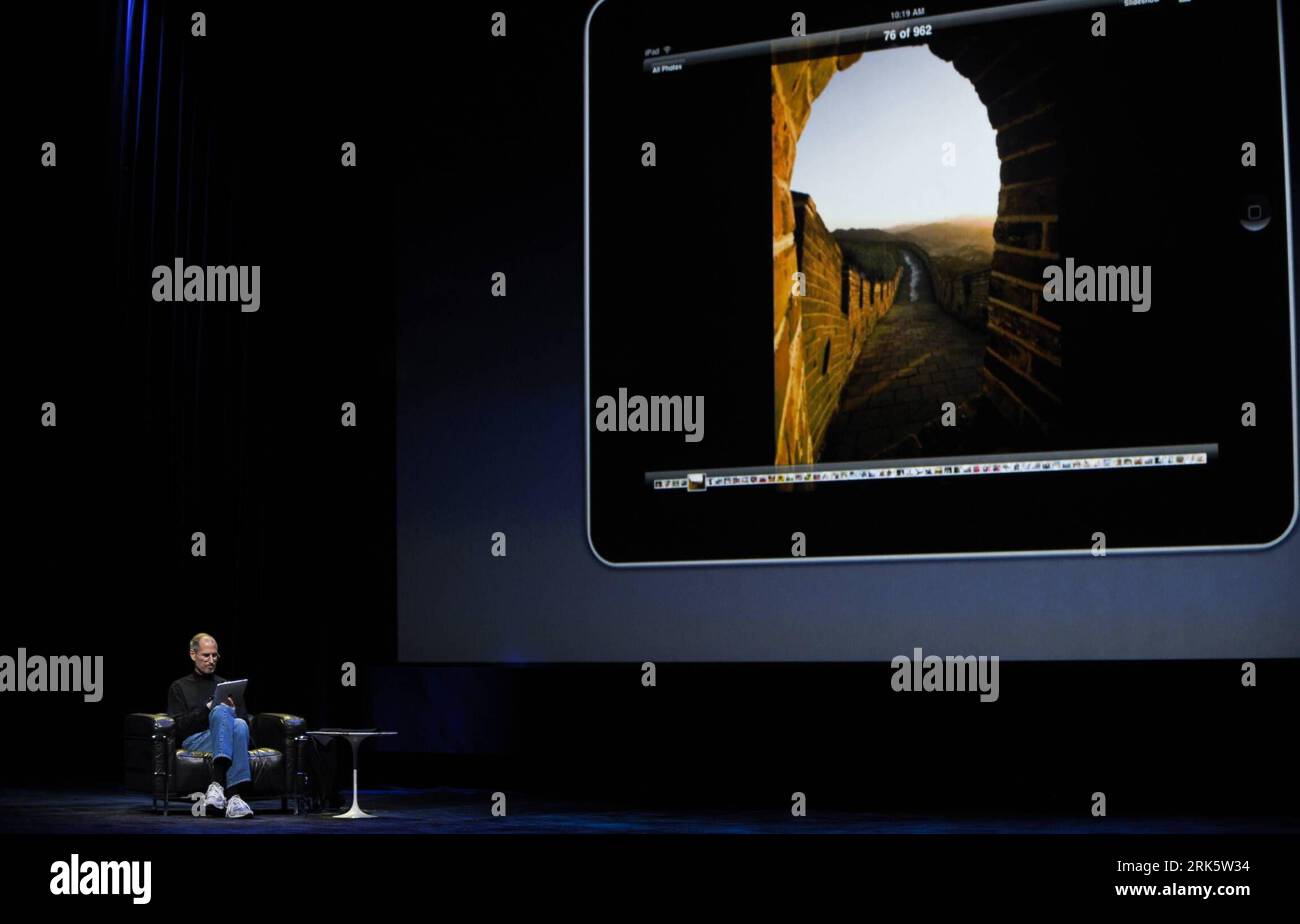 Bildnummer: 53758024 Datum: 27.01.2010 Copyright: imago/Xinhua (100127) -- SAN FRANCISCO, 27. Januar 2010 (Xinhua) -- Apple Chief Executive Officer Steve Jobs stellt das iPad während der Markteinführung des neuen Tablet-Computers von Apple in San Francisco, Kalifornien, USA, am 27. Januar 2010 vor. (Xinhua/Qi Heng) (zw) (14)U.S.-SAN FRANCISCO-APPLE-IPAD PUBLICATIONxNOTxINxCHN Wirtschaft USA People Vorstellung Neuheit Computerindustrie kbdig xub 2010 quer ipad Bildnummer 53758024 Datum 27 01 2010 Copyright Imago XINHUA 100127 San Francisco Jan 27 2010 XINHUA Apple Chief Executive Officer Steve Jobs Stockfoto
