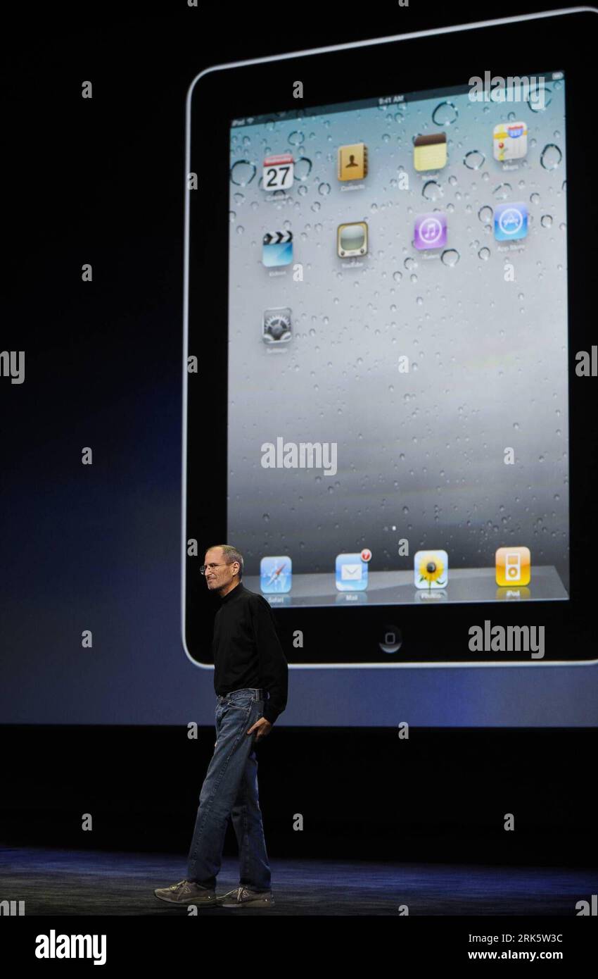 Bildnummer: 53758043 Datum: 27.01.2010 Copyright: imago/Xinhua (100127) -- SAN FRANCISCO, 27. Januar 2010 (Xinhua) -- Apple Chief Executive Officer Steve Jobs stellt das iPad während der Markteinführung des neuen Tablet-Computers von Apple in San Francisco, Kalifornien, USA, am 27. Januar 2010 vor. (Xinhua/Qi Heng) (zw) (12)U.S.-SAN FRANCISCO-APPLE-IPAD PUBLICATIONxNOTxINxCHN Wirtschaft USA People Vorstellung Neuheit Computerindustrie kbdig xub 2010 hoch premiumd i Pad Bildnummer 53758043 Datum 27 01 2010 Copyright Imago XINHUA 100127 San Francisco Jan 27 2010 XINHUA Apple Chief Executive Officer S Stockfoto