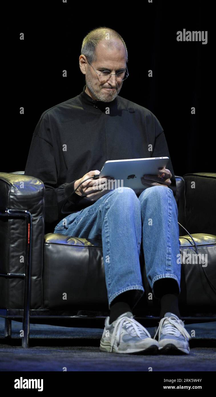 Bildnummer: 53758022 Datum: 27.01.2010 Copyright: imago/Xinhua (100127) -- SAN FRANCISCO, 27. Januar 2010 (Xinhua) -- Apple Chief Executive Officer Steve Jobs stellt das iPad während der Markteinführung des neuen Tablet-Computers von Apple in San Francisco, Kalifornien, USA, am 27. Januar 2010 vor. (Xinhua/Qi Heng) (zw) (7)U.S.-SAN FRANCISCO-APPLE-IPAD PUBLICATIONxNOTxINxCHN Wirtschaft USA People Vorstellung Neuheit Computerindustrie kbdig xub 2010 hoch ipad Bildnummer 53758022 Datum 27 01 2010 Copyright Imago XINHUA 100127 San Francisco Jan 27 2010 XINHUA Apple Chief Executive Officer Steve Jobs Stockfoto