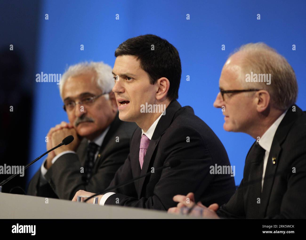 Bildnummer: 53762258 Datum: 28.01.2010 Copyright: imago/Xinhua (100128) -- LONDON, 28. Januar 2010 (Xinhua) -- britischer Außenminister David Miliband (C), Kai Eide (R), UN-Sonderbeauftragter in Afghanistan und Sonderberater des afghanischen Präsidenten Karzai Rangin Spanta nehmen an einer abschließenden Pressekonferenz des afghanischen Staates Teil: die Londoner Konferenz in London, Hauptstadt Großbritanniens, 28. Januar 2010. Die internationale Gemeinschaft unterstrich am Donnerstag ihre Unterstützung für die afghanische Regierung und ihre Sicherheit, Entwicklung und Governance nach dem eintägigen Treffen in London. (Xinhua/NTI P Stockfoto