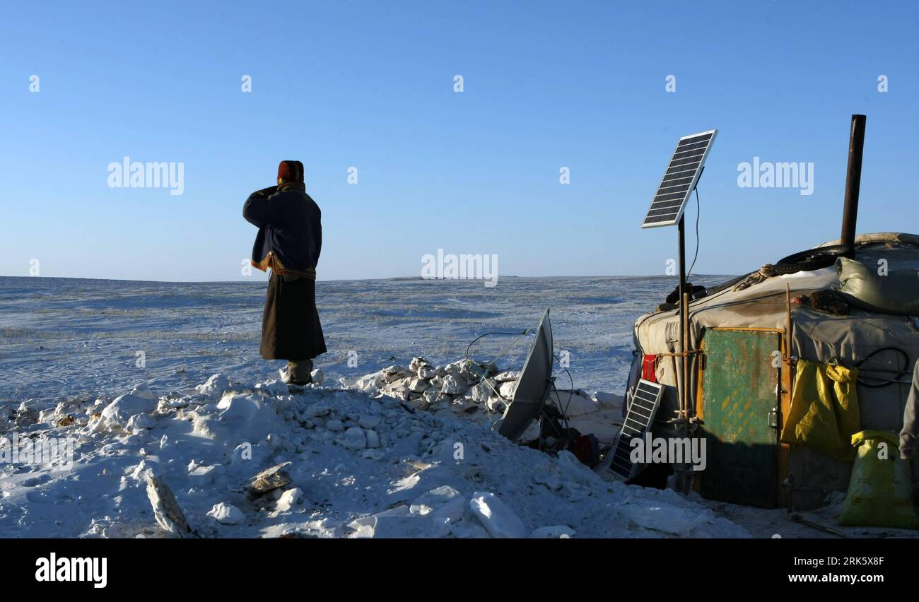 Bildnummer: 53763838 Datum: 27.01.2010 Copyright: imago/Xinhua (100130) -- ULAN BATOR, 30. Januar 2010 (Xinhua) -- Eine Hirtenherde in einer Grafschaft der Provinz Dundgovi (Central Gobi), Mongolei, 27. Januar 2010. Die Mongolei erlebt derzeit in der südlichen Provinz Dundgobi extrem kaltes Wetter und starken Schnee, was das Leben der Hirten sehr schwer gemacht hat. Der kalte Einbruch und der starke Schnee haben mehr als eine Million Vieh getötet, die Hirten Haupteinnahmequelle, laut der National Emergency Management Agency (NEMA). Aufgrund des Temperatureinbruchs von Ende 2009, 90 Stockfoto