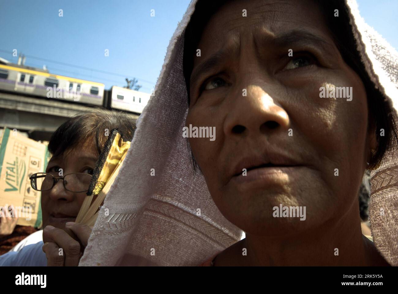 Bildnummer: 53767884 Datum: 01.02.2010 Copyright: imago/Xinhua (100201) -- MANILA, 1. Februar 2010 (Xinhua) -- Demonstranten nehmen am 1. Februar 2010 an einer Kundgebung Teil, die ein besseres Wohlergehen für Senioren in der Nähe des Präsidentenpalastes in Manila fordert. Die Demonstranten forderten die philippinische Präsidentin Gloria Arroyo auf, das vom Kongress ratifizierte Expanded Senior Citizens Act zu unterzeichnen, das älteren Filipinos mehr Vorteile verschaffen würde.(Xinhua/Jon Fabrigar) (nxl) (4)PHILIPPINEN-MANILA-DEMONSTRATION-SENIORENHILFE PUBLICATIONxNOTxINxCHN Politik Demonstration Proteste Altersvorsorge kbxmk 2010 Stockfoto