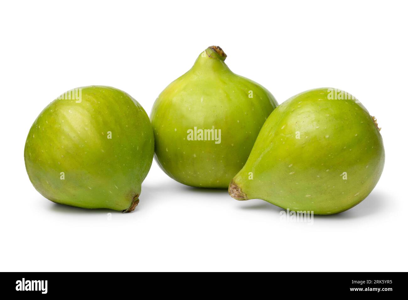 Haufen frischer ganzer grüner Feigen isoliert auf weißem Hintergrund Nahaufnahme Stockfoto