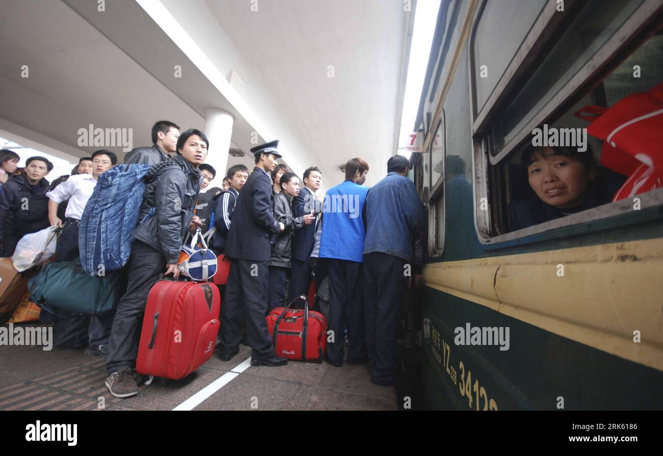 Bildnummer: 53778706 Datum: 05.02.2010 Copyright: imago/Xinhua Passagierwarteschlange, um am 5. Februar 2010 im Guangzhou Bahnhof, Guangzhou, Provinz Guangdong in Südchina, an Bord der Züge zu gehen. Das Passagieraufkommen des chinesischen Massenverkehrs für das Frühlingsfest hat seit seinem Start am 30. Januar 420,8 Millionen Mal erreicht, was einem Anstieg von 8,6 % gegenüber dem Vorjahreszeitraum entspricht. (Xinhua/Ding Yong)(zjy) (3)CHINA-GUANGDONG-SPRING FESTIVAL-TRANSPORT RUSH (CN) PUBLICATIONxNOTxINxCHN Bahn Verkehr kbdig xsk 2010 quer o0 Schlange Bahnhof Überfüllung voll Zug Bildnummer 5 Stockfoto