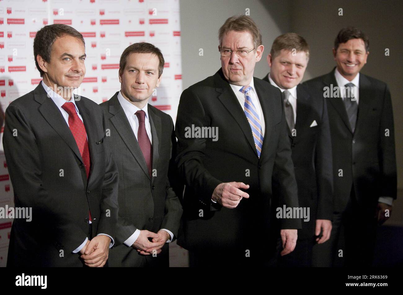 Bildnummer: 53788616 Datum: 10.02.2010 Copyright: imago/Xinhua (von L bis R) spanischer Premierminister Jose Luis Rodriguez Zapatero, ungarischer Premierminister Gordon Bajnai, Präsident der Partei der europäischen Sozialisten Poul Nyrup Rasmussen, der slowakische Premierminister Robert Fico und der slowenische Premierminister Borut Pahor posieren für Fotos zu einem Treffen der Sozialdemokratischen Partei Europas in Brüssel, der Hauptstadt Belgiens, am 10. Februar 2010. Die Staats- und Regierungschefs der Europäischen Union werden sich morgen zu einem außerordentlichen Gipfel über die Finanzkrise treffen. (Xinhua/Thierry Monasse) (zw) (3)BELGIEN-BRÜSSEL-EUROPÄISCHER SOZIALIST Stockfoto