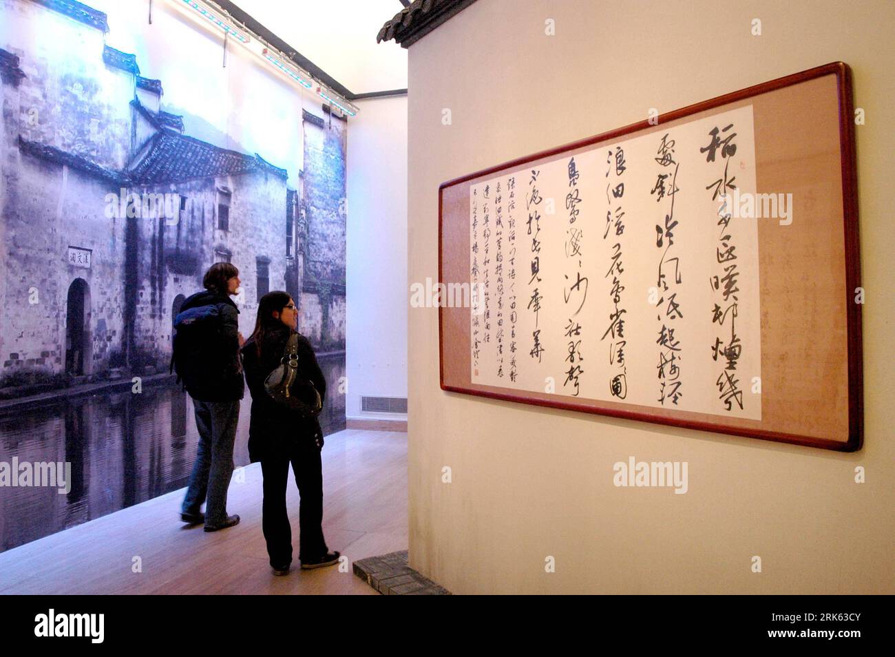 Bildnummer: 53790715 Datum: 10.02.2010 Copyright: imago/Xinhua (100211) -- PEKING, 11. Februar 2010 (Xinhua) -- Besucher betrachten Kunstwerke der Kalligraphie unter Dorfbedingungen auf der Situationsausstellung der Kalligraphie im Nationalen Kunstmuseum Chinas in Peking, China, 10. Februar 2010. In verschiedenen spezifischen Situationen von Palast, Dorf, Straße usw. zu relativen Arten von Musik platziert, werden im Museum bis zum 1. März über 200 Stücke von Kalligraphie-Kunstwerken ausgestellt. (Xinhua/Li Wenming) (zsc) (3)CHINA-BEIJING-KALLIGRAPHIE-SITUATIVE AUSSTELLUNG (CN) PUBLICATIONxNOTxINxCHN Au Stockfoto