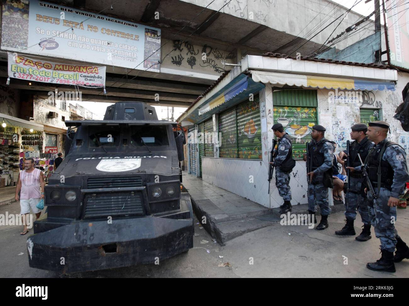 Bildnummer: 53791986 Datum: 11.02.2010 Copyright: imago/Xinhua (100212) -- RIO DE JANEIRO, 12. Februar 2010 (Xinhua) -- Polizeiwache bei der Favela Jacarezinho im Norden von Rio de Janeiro, Brasilien, 11. Februar 2010. Acht Männer, darunter ein Polizist, wurden am Donnerstagnachmittag bei einer Schießerei im Slum Jacarezinho im Norden von Rio getötet. Die Militärpolizei berichtete, dass die Offiziere des 3. Bataillons um 30 Uhr um die Stätte patrouillierten, als sie in einen bewaffneten Kampf zwischen einer Gruppe mutmaßlicher Schlepper verwickelt waren. (XINHUA/AE) (YY) (1)BRASILIEN-RIO DE JANEIRO-GUNFIGHT-FAVELA Stockfoto