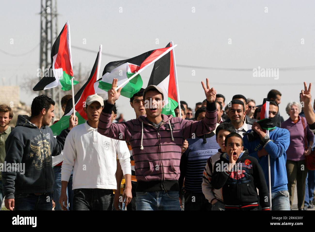 Bildnummer: 53793369 Datum: 12.02.2010 Copyright: imago/Xinhua (100212) -- BETHLEHEM, 12. Februar 2010 (Xinhua) -- Palästinenser nehmen an einer Demonstration gegen die israelische Trennmauer im Westbankdorf Al-Maasara bei Bethlehem am 12. Februar 2010 Teil. (Xinhua/Luay Sababa) (zcq) (5)MIDEAST-BETHLEHEM-DEMONSTRATION PUBLICATIONxNOTxINxCHN Politik Proteste Demo Ausschreitungen kbdig xmk 2010 quer o0 Palästina Fahne Nationalflagge Bildnummer 53793369 Datum 12 02 2010 Copyright Imago XINHUA Bethlehem 12. Februar 2010 XINHUA PALÄSTINENSER nehmen an der Demonstration gegen die israelische Mauer Teil Stockfoto