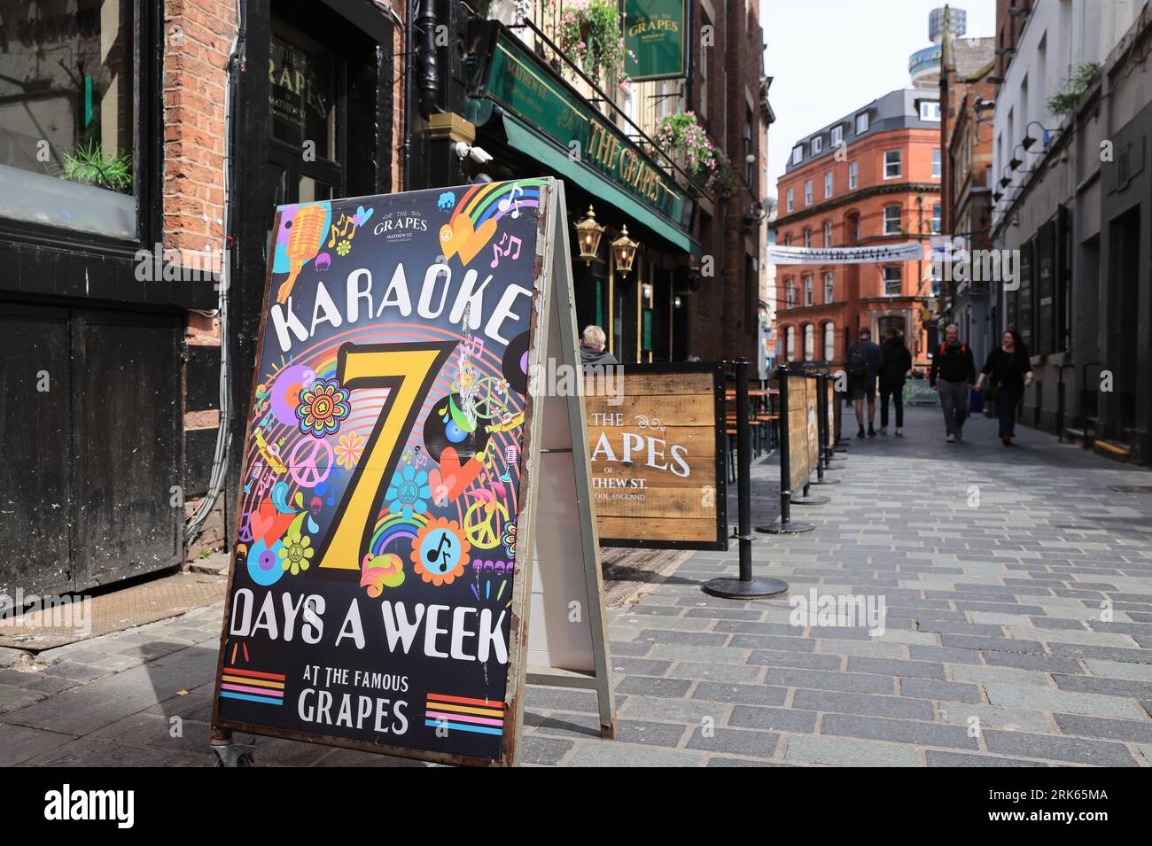 Mathew Street, die bekannteste Straße in Liverpool, als Ort des Cavern Club, in dem die Beatles auftraten, in Merseyside, Großbritannien Stockfoto