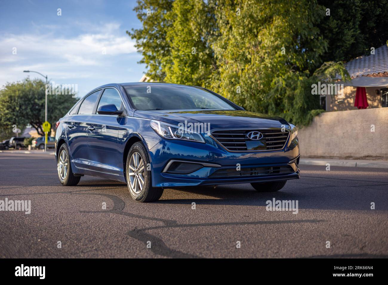 Ein blaues Hyundai Sonata Auto parkte an einem sonnigen Tag entlang einer Wohnstraße Stockfoto