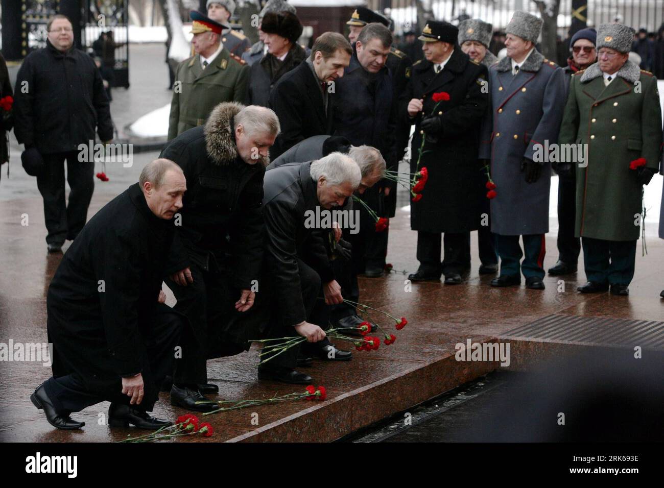 Bildnummer: 53813343 Datum: 23.02.2010 Copyright: imago/Xinhua (100223) -- MOSKAU, 23. Februar 2010 (Xinhua) -- der russische Premierminister Wladimir Putin (L) legt Blumen während einer Zeremonie, um die ewige Flamme am Grab der unbekannten Soldaten in der Nähe der Kreml-Mauer in Moskau, der Hauptstadt Russlands, am 23. Februar 2010 zu erleuchten. Der Tag der Verteidigung des Vaterlandes, ein landesweiter Feiertag, der am 23. Februar in Russland gefeiert wird, ehrt das Militär der Nation. (Xinhua/Alexandrov) (lmz) (4)RUSSLAND-MOSKAU-VERTEIDIGER DER VATERLAND-TAGESFLAMME PUBLICATIONxNOTxINxCHN People Politik Gedenken kbdig xsk 2010 quer o0 Tag des Stages Stockfoto