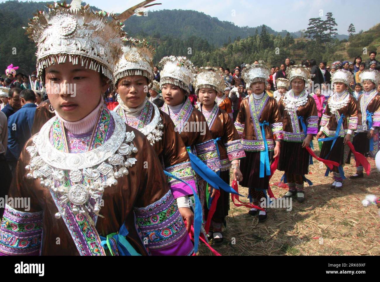 Bildnummer: 53817520 Datum: 24.02.2010 Copyright: imago/Xinhua (100225) -- RONGSHUI(GUANGXI), 25. Februar 2010 (Xinhua) -- Frauen aus der ethnischen Gruppe Miao führen Lusheng-Tanz während einer jährlichen Volksmesse im Rongshui Miao Autonomous County, Südwestchina Guangxi Zhuang Autonomous Region, 24. Februar 2010 auf, um das chinesische traditionelle Laternenfest zu feiern. das wird am 28. Februar dieses Jahres stattfinden.(Xinhua/Long linzhi)(wyx) (3)CHINA-GUANGXI-FOLK FAIR-LATERNE FESTIVAL (CN) PUBLICATIONXNOTXINXCHN Gesellschaft kbdig xkg 2010 quer Highlight Premiere o0 Land Leute Tracht Bildnummer 53817520 Datum 24 02 20 Stockfoto