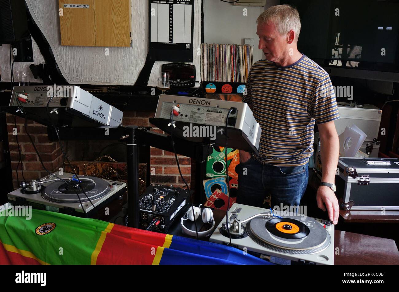 Ein DJ, der bei einem Soul-Musik-Event in einem lokalen Pub Schallplatten spielt Stockfoto