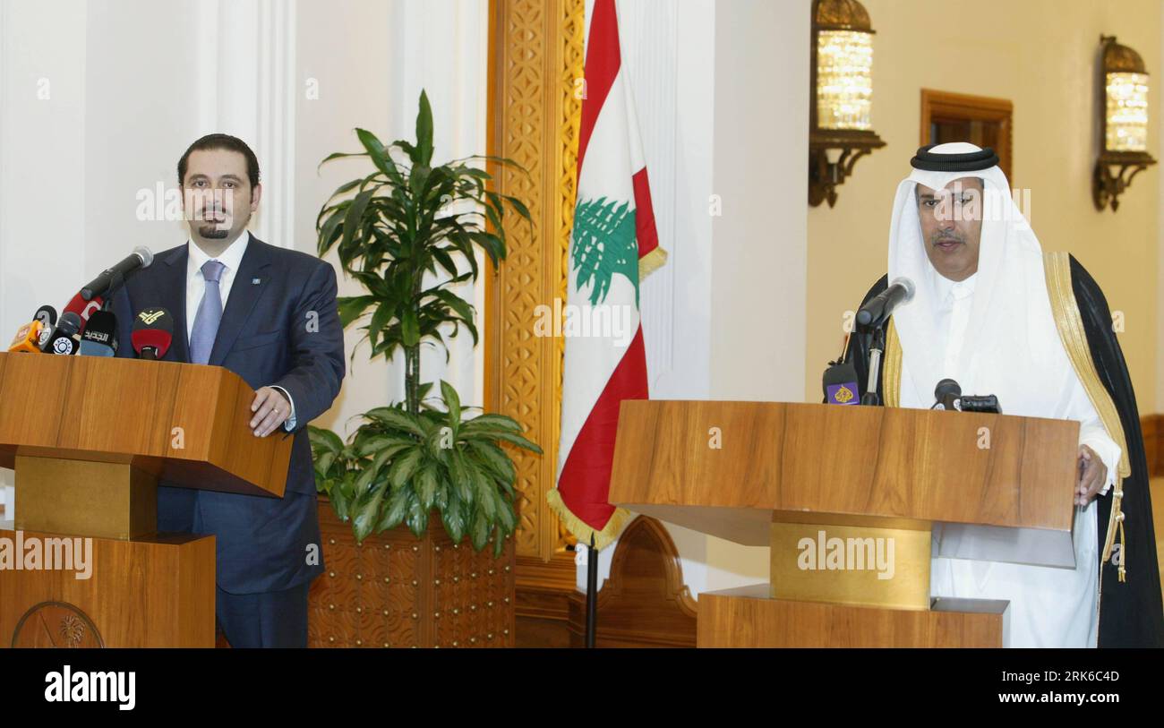 Bildnummer: 53824635 Datum: 28.02.2010 Copyright: imago/Xinhua (100228) -- DOHA, 28. Februar 2010 (Xinhua) -- der libanesische Premierminister Saad Hariri (L) und der katarische Premierminister und Außenminister Sheikh Hamad bin Jassem bin Jabor al-Thani nehmen nach ihrem Treffen in Doha, der Hauptstadt Katars, am 28. Februar 2010 an einer gemeinsamen Pressekonferenz Teil. Der libanesische Premierminister ist auf einem zweitägigen offiziellen Besuch in Katar und wird voraussichtlich bilaterale Beziehungen sowie regionale und internationale Entwicklungen mit den Führern Katars erörtern. (Xinhua/Maneesh Bakshi) (gxr) (1)KATAR-DOHA-LIBANON PM-BESUCH PUBLICATIONxNOTxINx Stockfoto