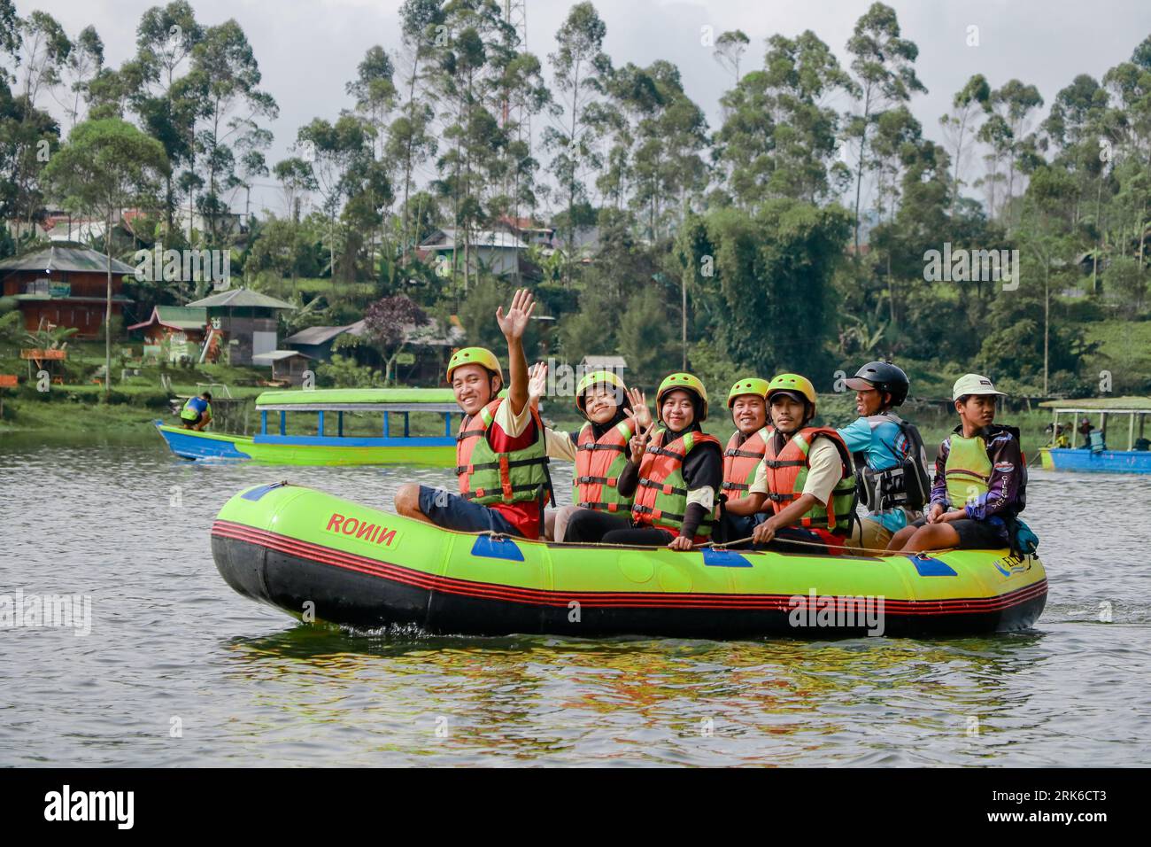 Pangalengan, Bandung-Indonesia Dezember 2022 : Eine Gruppe von Männern und Frauen sind auf dem Fluss Rafting, extrem und Spaß Sport. Personengruppe Wassersport r Stockfoto