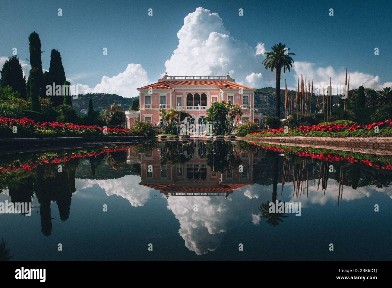 Ein malerischer Blick auf eine grandiose Villa Ephrussi de Rothschild, umgeben von üppigem Grün Stockfoto