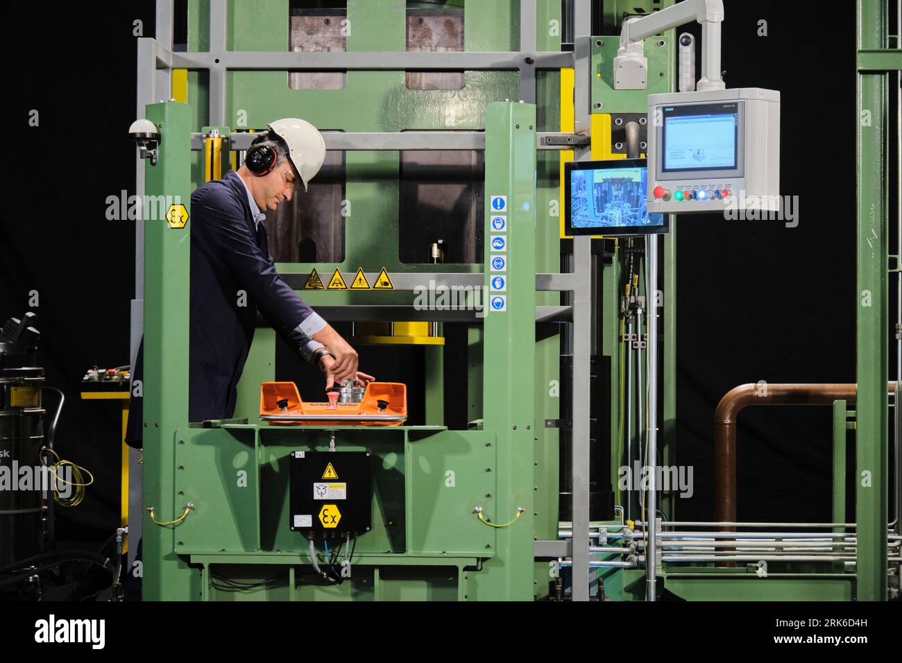 Erstaunliches Bild von industriellen Fabrikeinrichtungen, die technologisch fortschrittlich sind. Werksausstattung Stockfoto