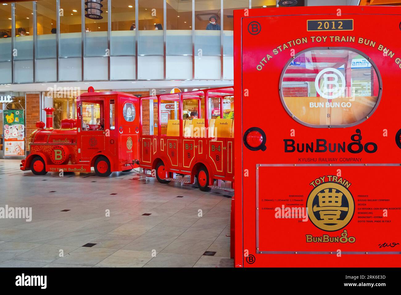 Oita, Japan - November 26 2022: Der berühmte japanische Spielzeugzug, Bun Bun Go, verkehrte in der zentralen Halle des Bahnhofs Oita Stockfoto