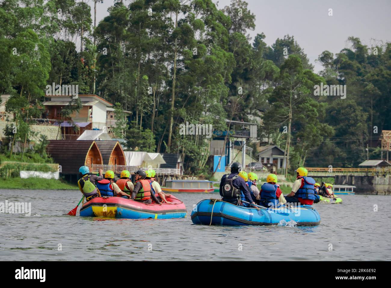 Pangalengan, Bandung-Indonesia Dezember 2022 : Eine Gruppe von Männern und Frauen sind auf dem Fluss Rafting, extrem und Spaß Sport. Personengruppe Wassersport r Stockfoto