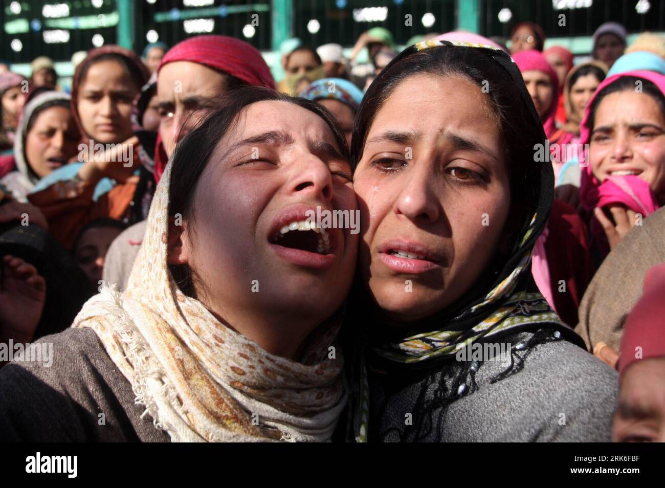 Bildnummer: 53836273  Datum: 05.03.2010  Copyright: imago/Xinhua (100305) -- SRINAGAR, March 5, 2010 -- Kashmiri Muslim women wail over the death of Shabir Ahmad, a top militant commander of Hizbul Mujahideen during his funeral procession in Luragam, 56 kilometers south of Srinagar, summer capital of Indian-controlled Kashmir, March 5, 2010. Thousands of villagers shouted freedom slogans in the funeral procession of four militants of the Hizbul Mujahideen who were killed by government security forces on Thursday during a gunbattle. (Xinhua Photo/Javed Dar) (cy) (1)KASHMIR-SRINAGAR-FUNERAL PUBL Stockfoto