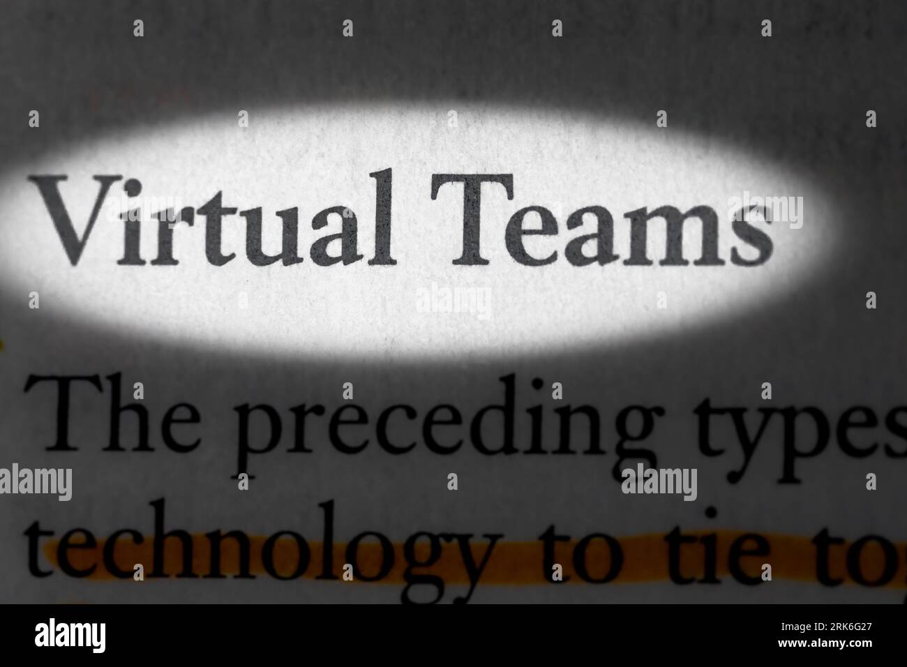 Nahaufnahme eines Business-Lehrbuchs mit dem Begriff „virtuelle Teams“ hervorgehoben und fokussiert Stockfoto