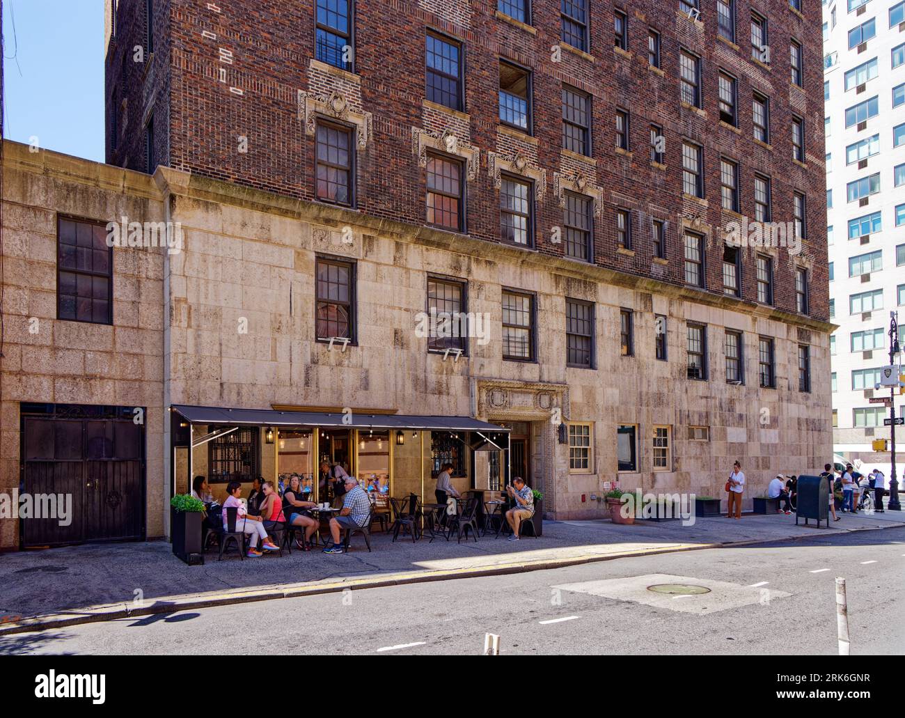 UES Historic District: Die 30 East 68th Street hat trotz ihres Status als Wahrzeichen und der Präsenz der Madison Avenue ein schäbiges Aussehen. Stockfoto