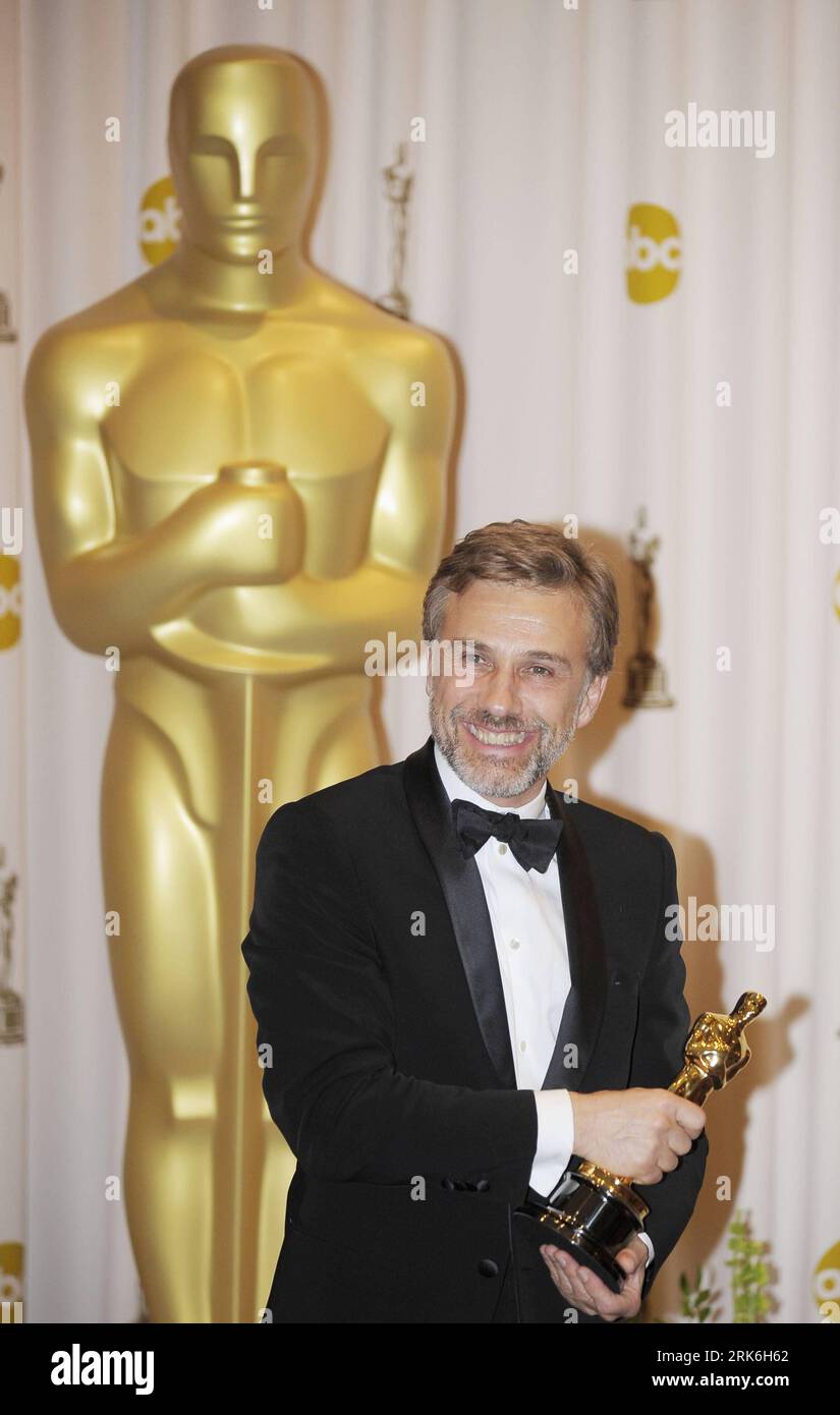 Bildnummer: 53840902  Datum: 07.03.2010  Copyright: imago/Xinhua (100307) -- HOLLYWOOD, March 8, 2010 (Xinhua) -- Christoph Waltz displays his trophy after winning the best Actor in a Supporting Role of the 82nd Academy Awards for Inglourious Basterds at the Kodak Theater in Hollywood, California, the United States, March 7, 2010. (Xinhua/Qi Heng) (zw) (15)US-HOLLYWOOD-OSCARS-TROPHY PUBLICATIONxNOTxINxCHN People Film 82. Annual Academy Awards Oscar Oscars Hollywood Preisträger kbdig xcb 2010 hoch Highlight premiumd o0 Objekte, Trophäe, Porträt, Freude    Bildnummer 53840902 Date 07 03 2010 Cop Stockfoto