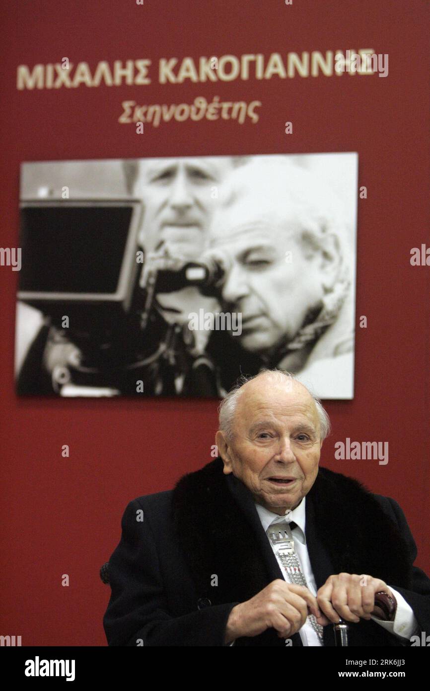 Bildnummer: 53846804 Datum: 09.03.2010 Copyright: imago/Xinhua (100309) -- ATHEN, 9. März 2010 (Xinhua) -- Direktor Michalis Kakoyiannis nimmt am 9. März 2010 an der Einweihung der Michalis Kakoyiannis Foundation in Athen Teil. Der griechische Präsident Karolos Papoulias und der zyprische Präsident Demetris Christofias haben die Stiftung im Beisein des in Zypern geborenen Michalis Kakoyiannis, Regisseurs von weltweit renommierten Filmen, darunter Stella , Electra , Zorba, die Griechen und die Trojanischen Frauen, eröffnet. (Xinhua/Marios Lolos) (zx) (3)GRIECHENLAND-ATHEN-MICHALIS KAKOYIANNIS-STIFTUNG PUBLICATIONxNOTxINxCHN People P Stockfoto