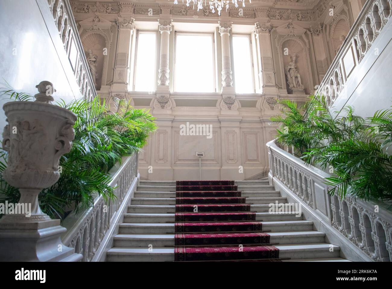 main staircase of Yusupov Palace. luxury interior. front view. St. Petersburg, Russia :17.05.2023 Stockfoto