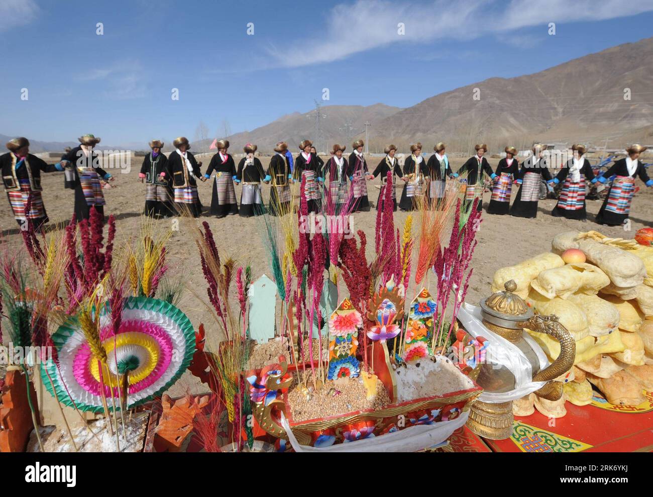 Bildnummer: 53860105 Datum: 16.03.2010 Copyright: imago/Xinhua (100316) -- LHASA, 16. März 2010 (Xinhua) -- Dorfbewohner tanzen während der Pflugzeremonie im Frühjahr in der Provinz Dagze im Südwesten Chinas, der autonomen Region Tibet, am 16. März 2010. Die Bauern in Tibet begannen ihre Frühjahrspflüge am Dienstag, dem ersten Tag im Februar im tibetischen Kalender. (Xinhua/Soinam Norbu) (zcq) (8)CHINA-TIBET-SPRING PFLÜGEN (CN) PUBLICATIONxNOTxINxCHN Landwirtschaft Gesellschaft Land Leute kbdig xsk 2010 quer o0 Frühlingsfest Frühling Pflügfest Bildnummer 53860105 Datum 16 03 2010 Copyright Imago X Stockfoto