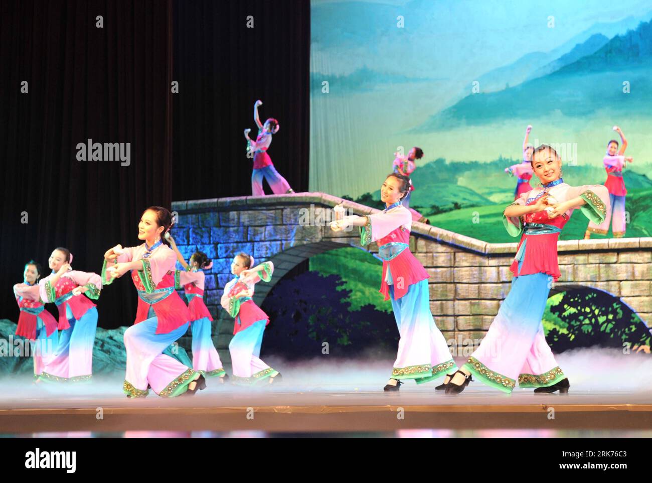 Bildnummer: 53869376 Datum: 19.03.2010 Copyright: imago/Xinhua (100320) -- GUANGZHOU, 20. März 2010 (Xinhua) -- Schauspieler treten während des Tanz- und Lieddramas Hakkas images im Guangzhou Baiyun International Convention Center in Guangzhou, der Hauptstadt der südchinesischen Provinz Guangdong, am 19. März 2010 auf. Das Tanz- und Lieddrama Hakkas Images mit dem Thema, das Leben der Panorama-Hakkas zu zeigen, begann am Freitag mit der Touraufführung im Perlflussdelta von China. (Xinhua/Zhong Xiaofeng) (ly) (12)CHINA-GUANGZHOU-HAKKAS IMAGES-DRAMA (CN) PUBLICATIONxNOTxINxCHN Kultur Musik Aktion kbdig xsk 2010 qu Stockfoto