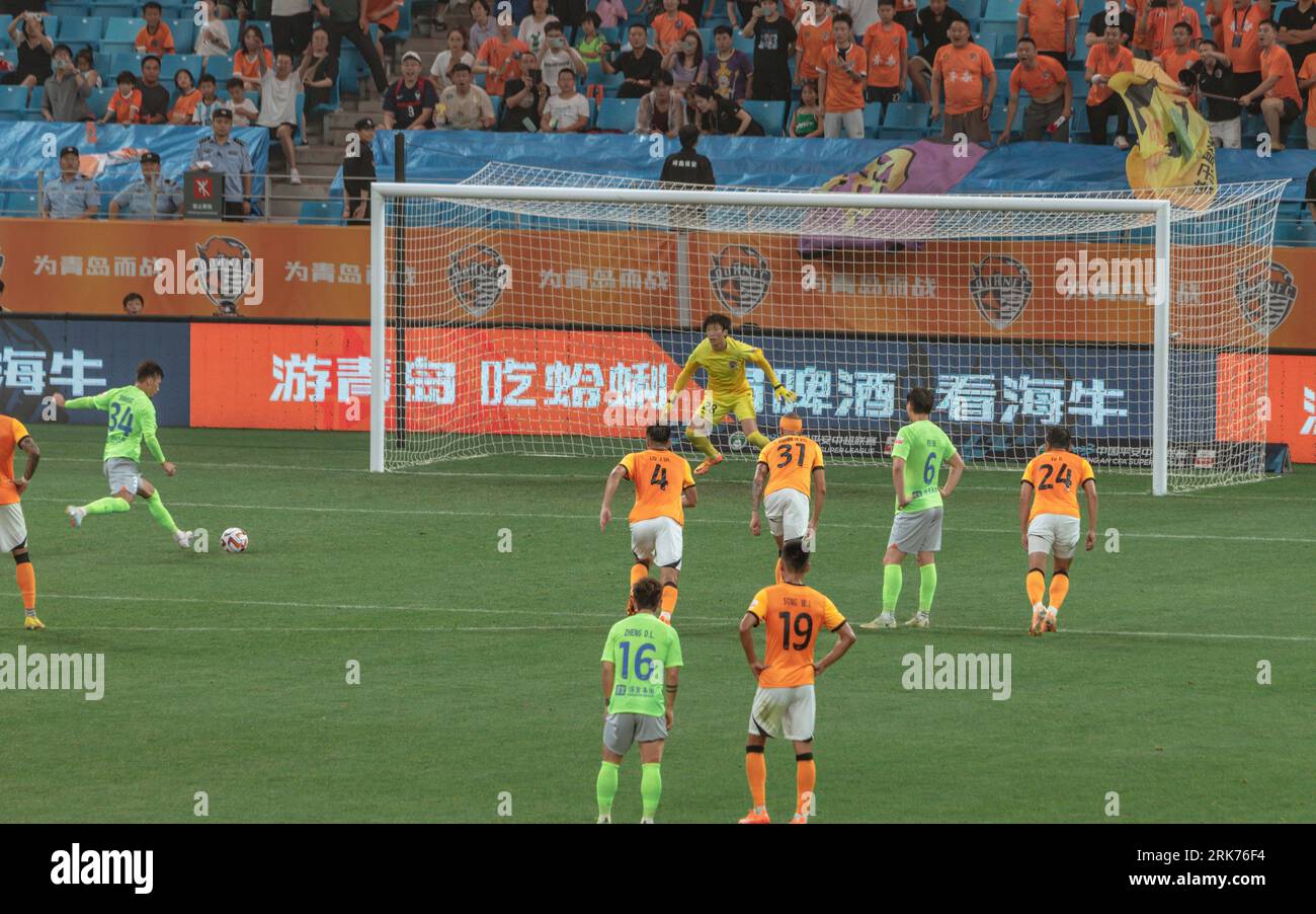 Elfmeter, der vom Torhüter Qingdao Hainiu während des Fußballspiels Qingdao Hainiu gegen Shenzhen FC gerettet wurde Stockfoto