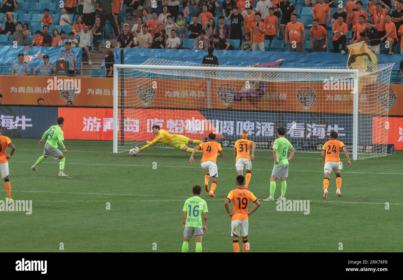Elfmeter, der vom Torhüter Qingdao Hainiu während des Fußballspiels Qingdao Hainiu gegen Shenzhen FC gerettet wurde Stockfoto