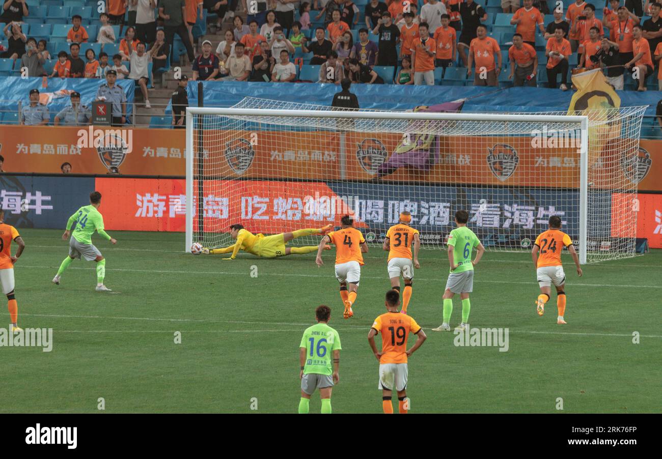Elfmeter, der vom Torhüter Qingdao Hainiu während des Fußballspiels Qingdao Hainiu gegen Shenzhen FC gerettet wurde Stockfoto