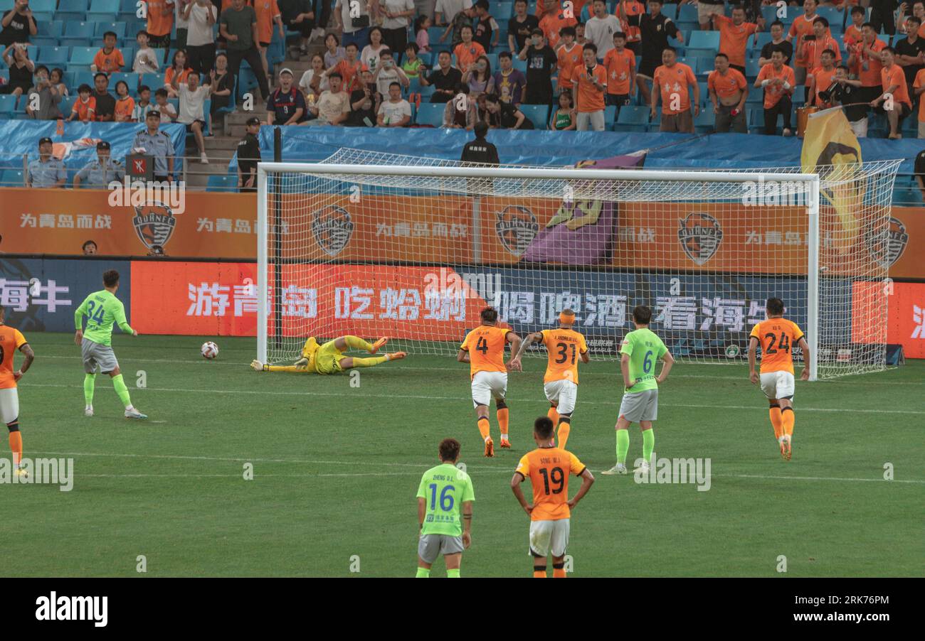 Elfmeter, der vom Torhüter Qingdao Hainiu während des Fußballspiels Qingdao Hainiu gegen Shenzhen FC gerettet wurde Stockfoto