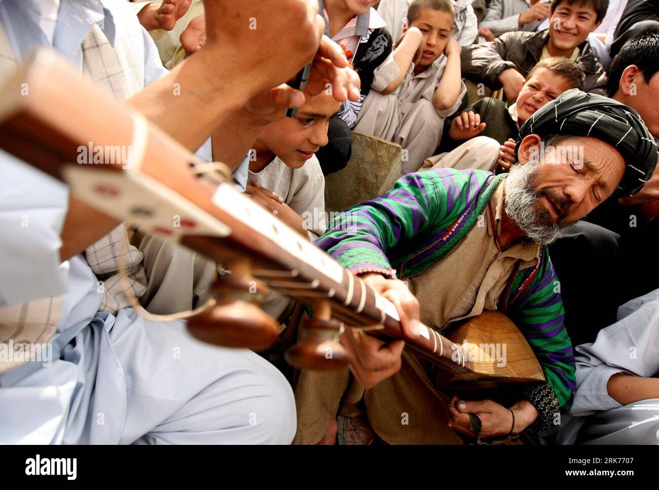 Bildnummer: 53872390 Datum: 21.03.2010 Copyright: imago/Xinhua (100321) -- KABUL, 21. März 2010 (Xinhua) -- ein Afghane singt und spielt Musik mit traditionellem Instrument während einer Neujahrsfeier im Sakhi-Schrein in Kabul, Hauptstadt Afghanistans, 21. März 2010. Das Sonnenjahr, das am 21. März beginnt, wird in Afghanistan, Iran, der Türkei und den zentralasiatischen Ländern weithin gefeiert. In Afghanistan besuchen Verwandte Familien und gehen auf die grünen Hügel und Friedhöfe, um Neujahr zu feiern. (Xinhua/Sorkhabi) (lyi) (6)AFGHANISTAN-KABUL-NEUJAHRSFEIER PUBLICATIONxNOTxINxCHN Gesellschaft Tra Stockfoto