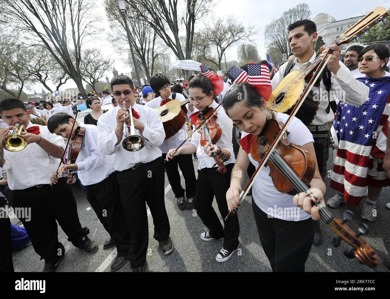 Bildnummer: 53875160 Datum: 21.03.2010 Copyright: imago/Xinhua (100321) -- WASHINGTON, 21. März 2010 (Xinhua) -- Eine Band tritt während einer Einwanderungskundgebung in Washington D.C., der Hauptstadt der Vereinigten Staaten, am 21. März 2010 auf. Zehntausende Demonstranten veranstalteten am Sonntag einen Kundgebungsmarsch für Amerika, in dem sie eine Einwanderungsreform und wirtschaftliche Gerechtigkeit forderten. (Xinhua/Zhang Jun) (zw) (10)U.S.-WASHINGTON-IMMIGRATION-RALLY PUBLICATIONxNOTxINxCHN Gesellschaft Politik Demo Einwanderer Immigranten Protest Kbdig xdp 2010 quer o0 Musikkapelle Bildnummer 53875160 Datum 21 03 2010 Copyright Imago XINHUA Wash Stockfoto