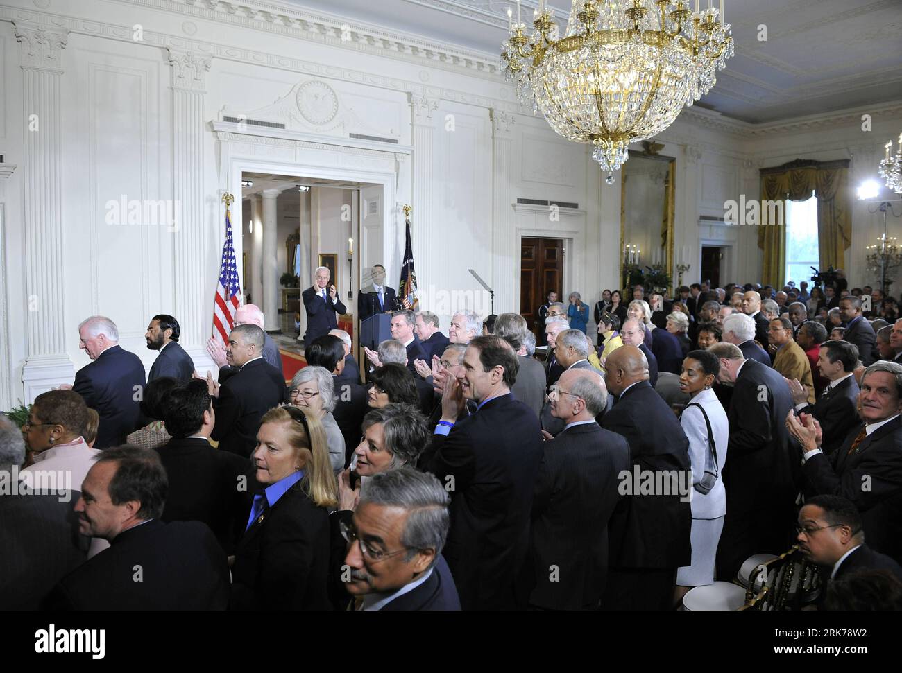 Bildnummer: 53883325 Datum: 23.03.2010 Copyright: imago/Xinhua (100323) -- WASHINGTON, 23. März 2010 (Xinhua) -- US-Präsident Barack Obama (Center R) und Vizepräsident Joe Biden nehmen an einer Zeremonie zur Unterzeichnung des Gesundheitsreform-Gesetzes im Weißen Haus in Washington D.C., der Hauptstadt der Vereinigten Staaten, am 23. März 2010 Teil. Obama unterzeichnete am Dienstag einen umfassenden Gesetzesentwurf zur Gesundheitsreform, der am Sonntagabend im Repräsentantenhaus verabschiedet wurde, auf dem Weg, die tiefgreifendsten Veränderungen im sozialen Sicherungssystem der Nation seit mehr als vier Jahrzehnten herbeizuführen. (Xinhua/Zhang Jun) (zw) (12)U.S.-WASHINGTON-HEALTHCA Stockfoto