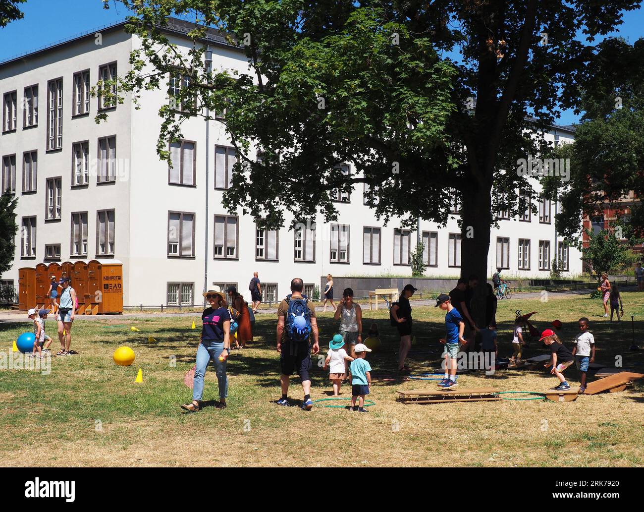 Eine vielfältige Gruppe von Menschen, die eine fröhliche Zeit in einem üppigen grünen Park in Darmstadt verbringen Stockfoto