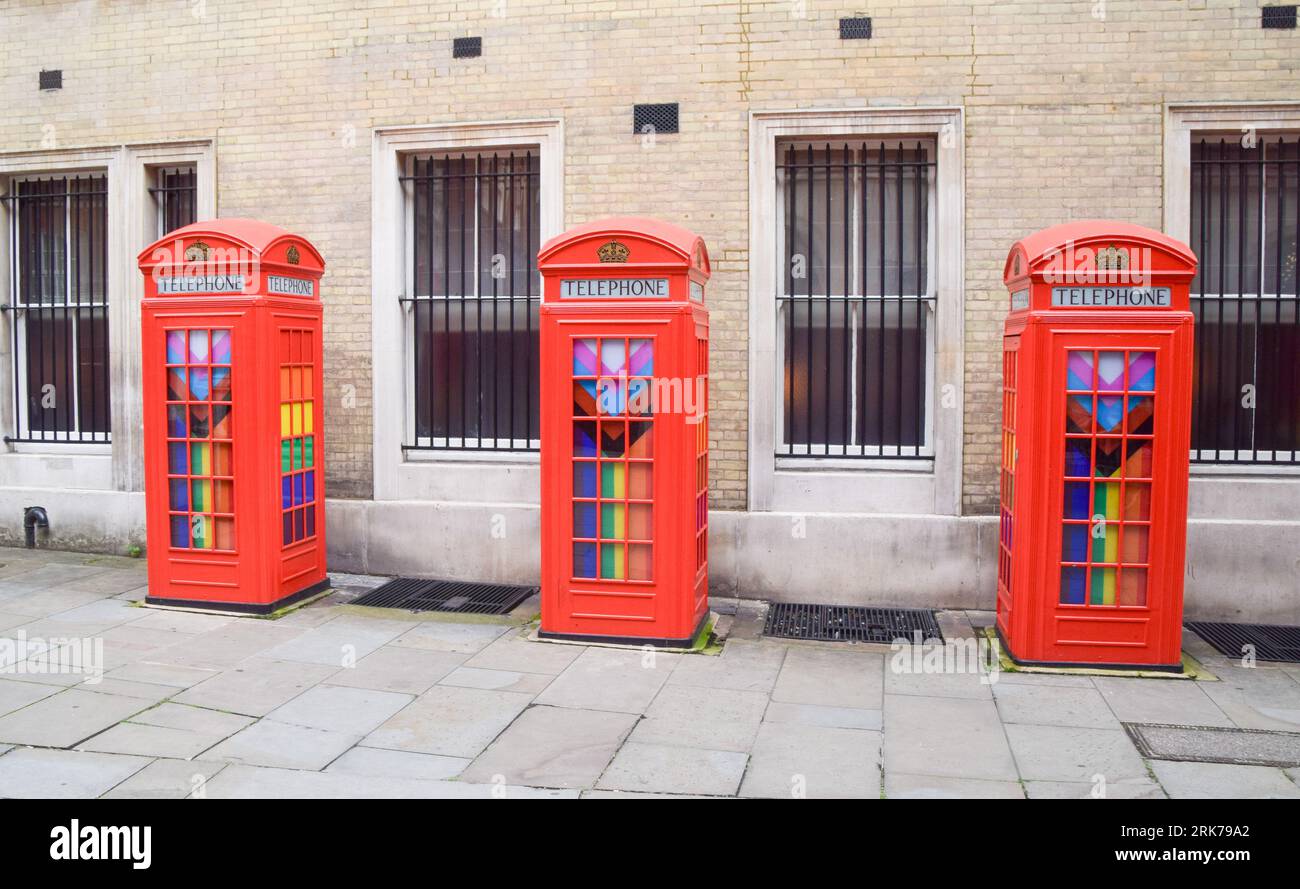 London, Großbritannien. August 2023. Nicht funktionierende Telefonboxen im Covent Garden. BT hat 1000 rote Telefonboxen für die „Adoption“ in Großbritannien für jeweils nur 1 £ vor dem 100. Jahrestag zur Verfügung gestellt. Die originale Inkarnation des berühmten roten Kiosks, der K2, wurde 1924 vom Architekten Sir Giles Gilbert Scott entworfen und als die Nutzung öffentlicher Telefone im Laufe der Jahre abnahm, bot BT die Möglichkeit, die Kioske verschiedenen Organisationen, Gemeinschaften und Einzelpersonen zu nutzen. Quelle: Vuk Valcic/Alamy Live News Stockfoto