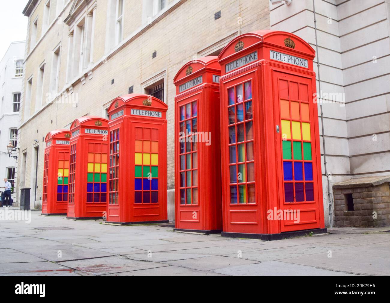 London, Großbritannien. August 2023. Nicht funktionierende Telefonboxen im Covent Garden. BT hat 1000 rote Telefonboxen für die „Adoption“ in Großbritannien für jeweils nur 1 £ vor dem 100. Jahrestag zur Verfügung gestellt. Die originale Inkarnation des berühmten roten Kiosks, der K2, wurde 1924 vom Architekten Sir Giles Gilbert Scott entworfen und als die Nutzung öffentlicher Telefone im Laufe der Jahre abnahm, bot BT die Möglichkeit, die Kioske verschiedenen Organisationen, Gemeinschaften und Einzelpersonen zu nutzen. Quelle: Vuk Valcic/Alamy Live News Stockfoto