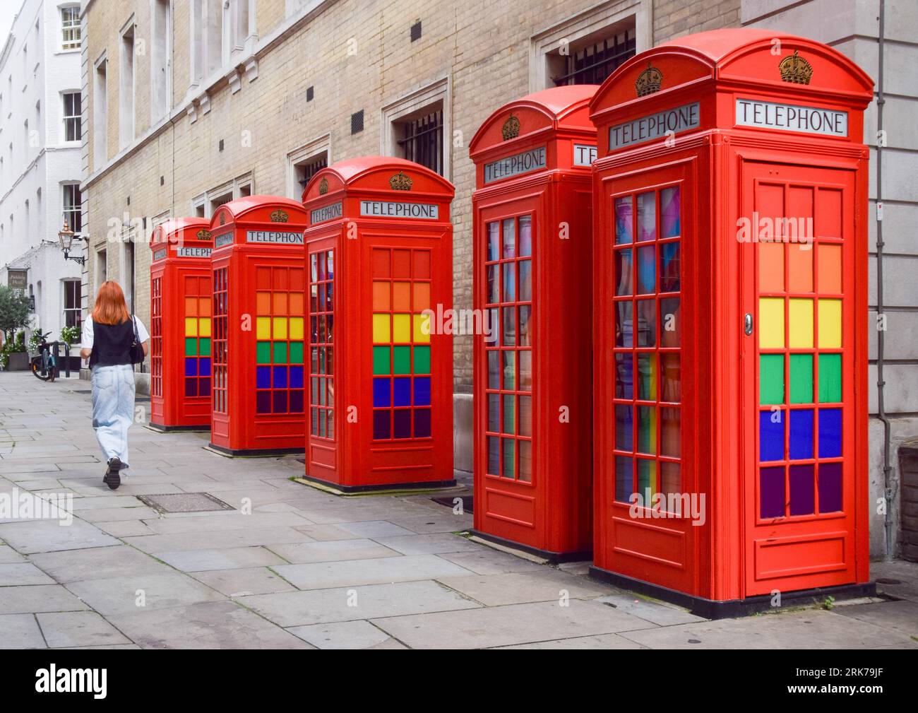 London, Großbritannien. August 2023. Nicht funktionierende Telefonboxen im Covent Garden. BT hat 1000 rote Telefonboxen für die „Adoption“ in Großbritannien für jeweils nur 1 £ vor dem 100. Jahrestag zur Verfügung gestellt. Die originale Inkarnation des berühmten roten Kiosks, der K2, wurde 1924 vom Architekten Sir Giles Gilbert Scott entworfen und als die Nutzung öffentlicher Telefone im Laufe der Jahre abnahm, bot BT die Möglichkeit, die Kioske verschiedenen Organisationen, Gemeinschaften und Einzelpersonen zu nutzen. Quelle: Vuk Valcic/Alamy Live News Stockfoto