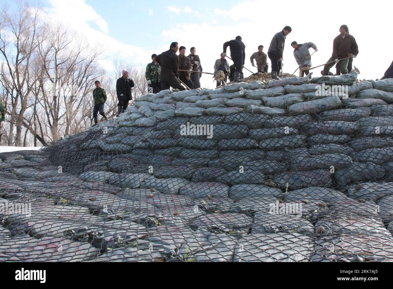 Bildnummer: 53894885 Datum: 25.03.2010 Copyright: imago/Xinhua (100326) -- ALTAY(XINJIANG), 26. März 2010 (Xinhua) -- lokaler Bau eines Staudamms mit Sandsäcken um die Qihe River Bridge zur Verhinderung einer möglichen Schneeschmelzflut in der Präfektur Altay, der Autonomen Region Xinjiang Uygur im Nordwesten Chinas, 25. März 2010. Die lokale Regierung schätzte eine Schneeschmelzflut aufgrund des schwersten Schneefalls in den letzten 60 Jahren seit dem letzten Winter. (Xinhua/Zhang Wencheng) (wyx) (1)CHINA-XINJIANG-DAM-SNOWMELT FLOOD (CN) PUBLICATIONxNOTxINxCHN Gesellschaft China Hochwasser Sicherheit Damm Schneeschmelze Stockfoto