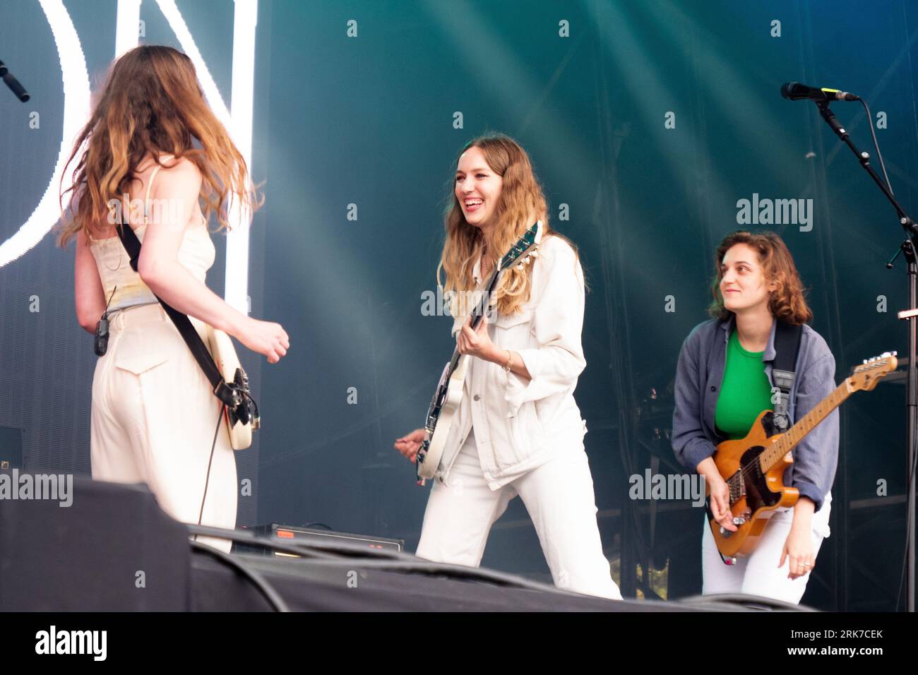 Juliette Jackson, Celia Archer und Soph Nathan vom Big Moon beim Latitude Festival 2023 Stockfoto